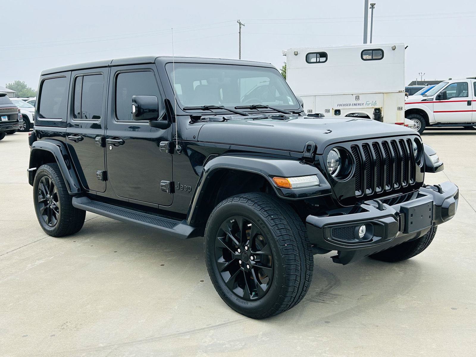 Used 2023 Jeep Wrangler Unlimited Sahara AWD/4WD image 2
