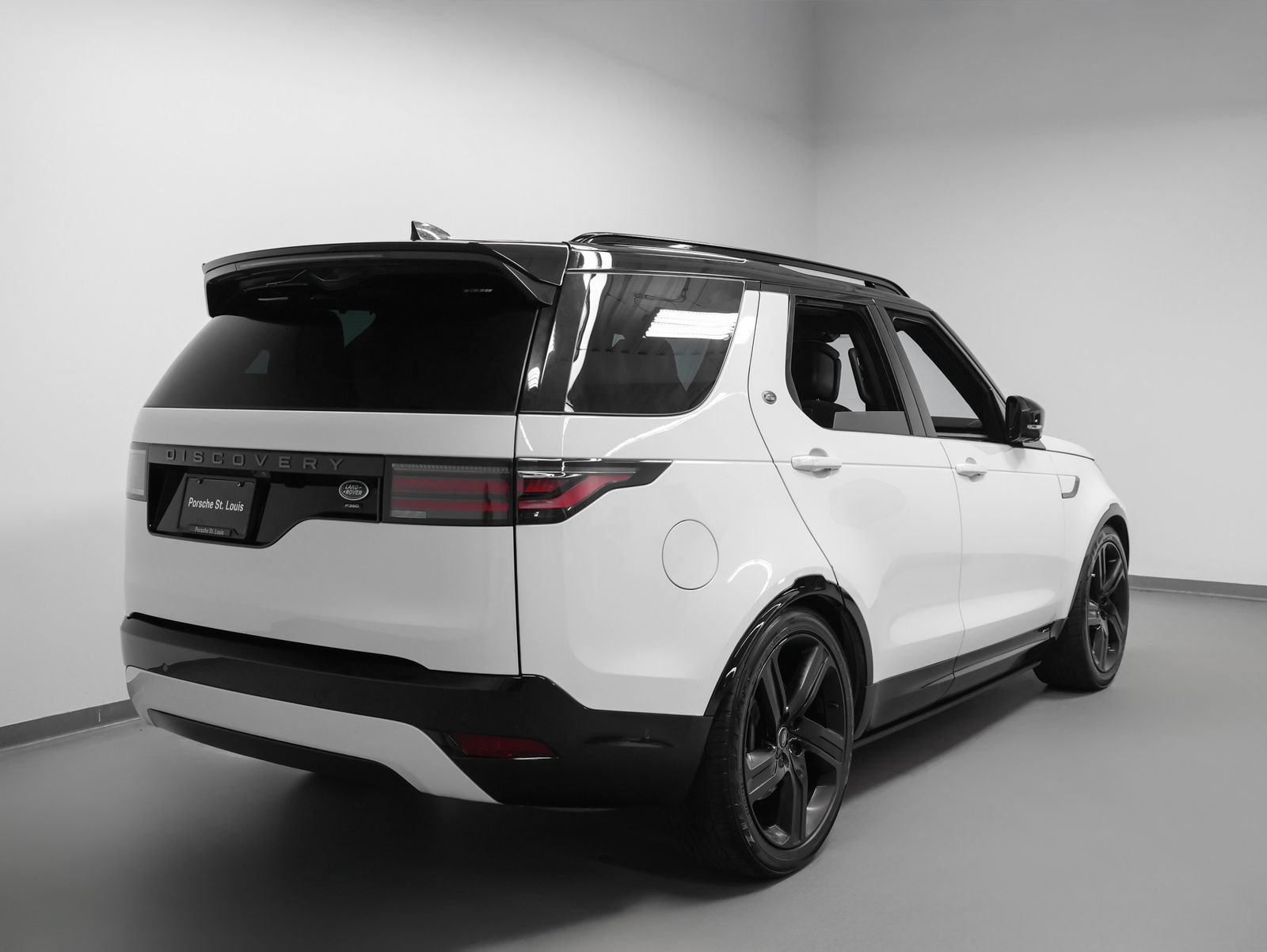 Used 2022 Land Rover Discovery S R-Dynamic AWD/4WD image 12