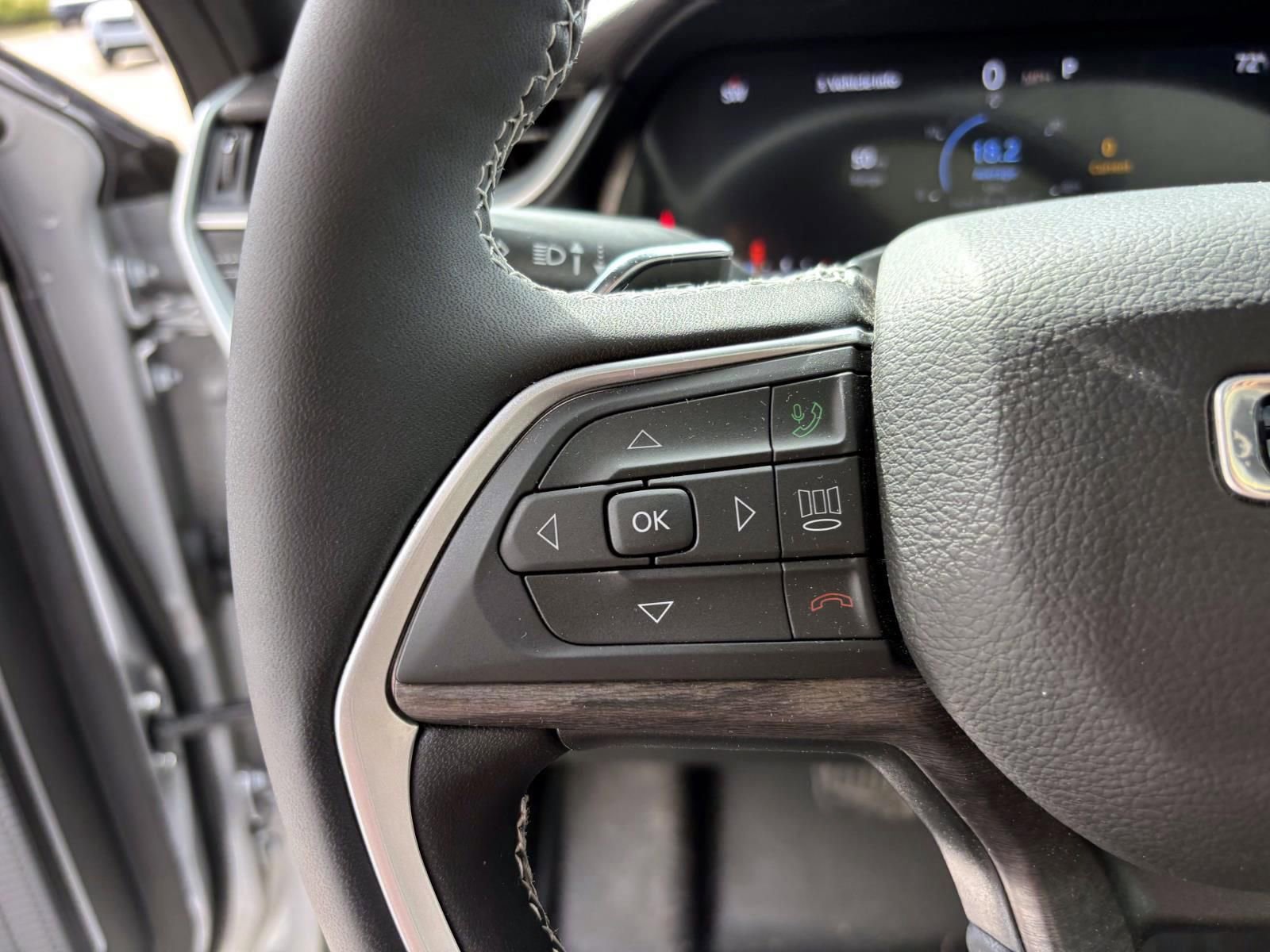 Used 2025 Jeep Grand Cherokee Limited w/ Luxury Tech Group II image 17