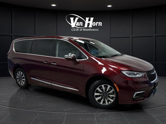 Used 2022 Chrysler Pacifica Limited w/ Uconnect Theater Family Group image 44