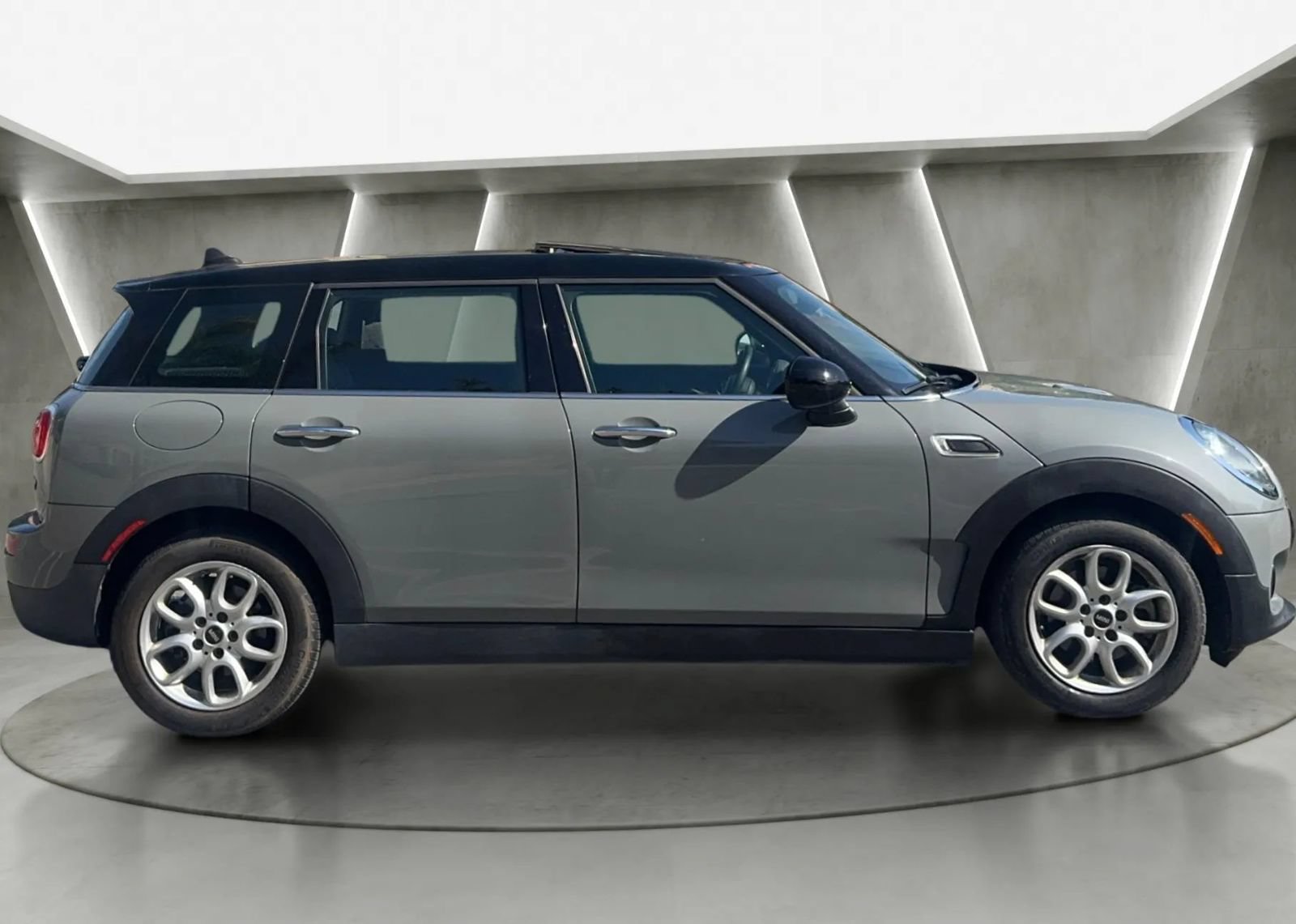 Used 2016 MINI Cooper Clubman FWD image 2