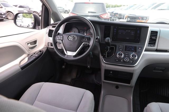 Used 2017 Toyota Sienna L FWD image 19