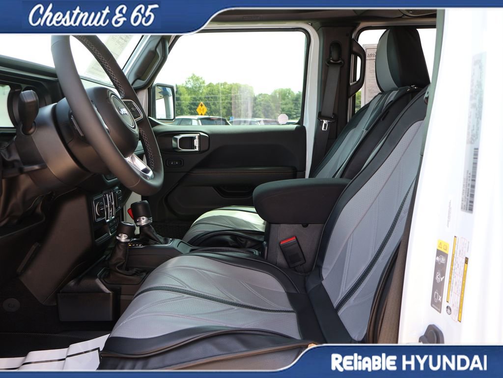 Used 2025 Jeep Wrangler Unlimited Sahara AWD/4WD image 23