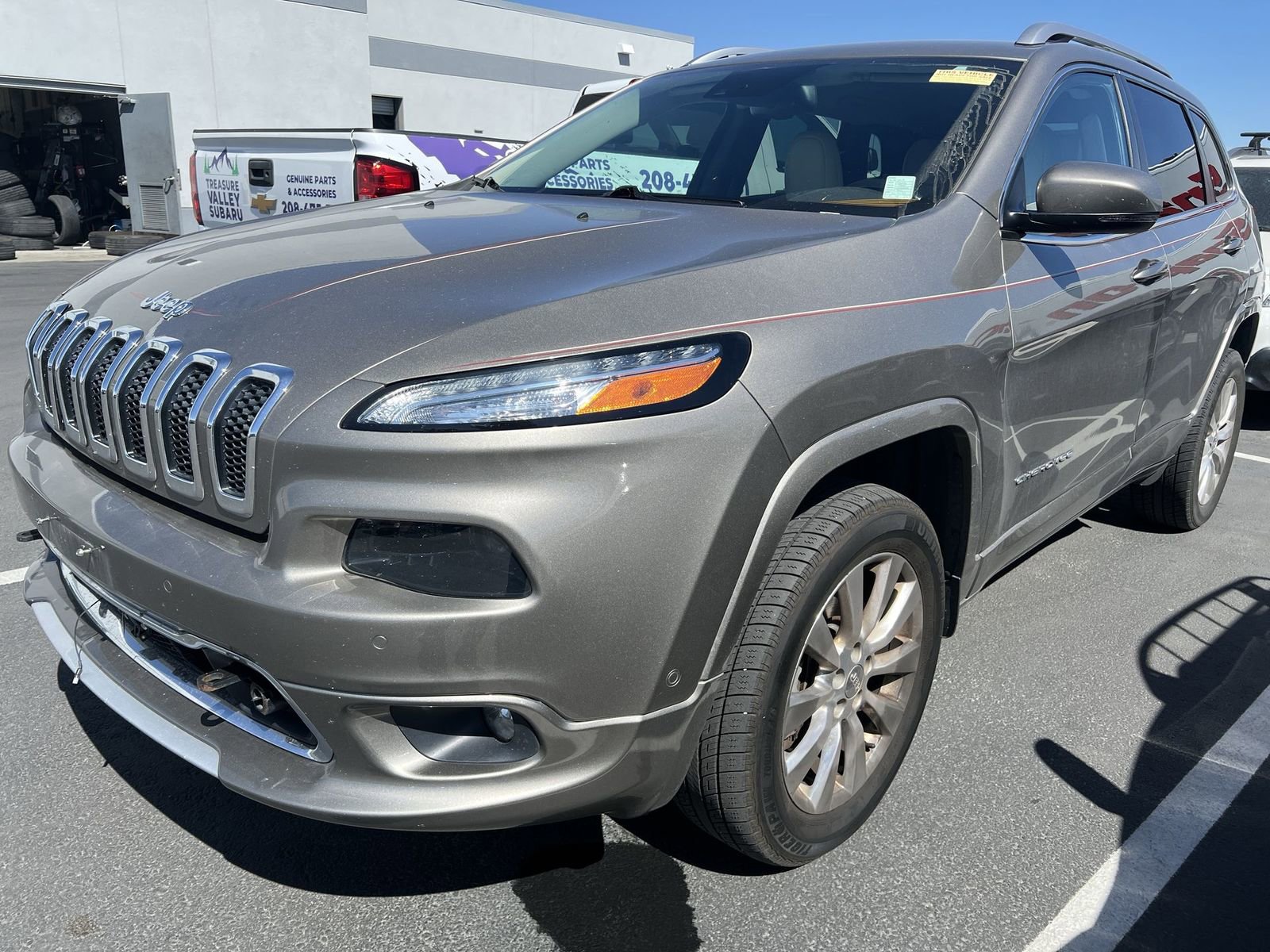 Used 2016 Jeep Cherokee Overland w/ Technology Group AWD/4WD image 2
