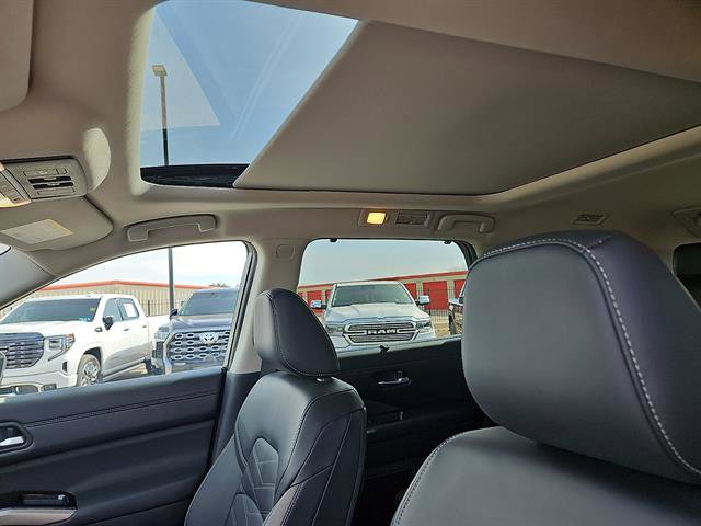 Used 2024 Nissan Pathfinder Platinum w/ Cargo Package image 12