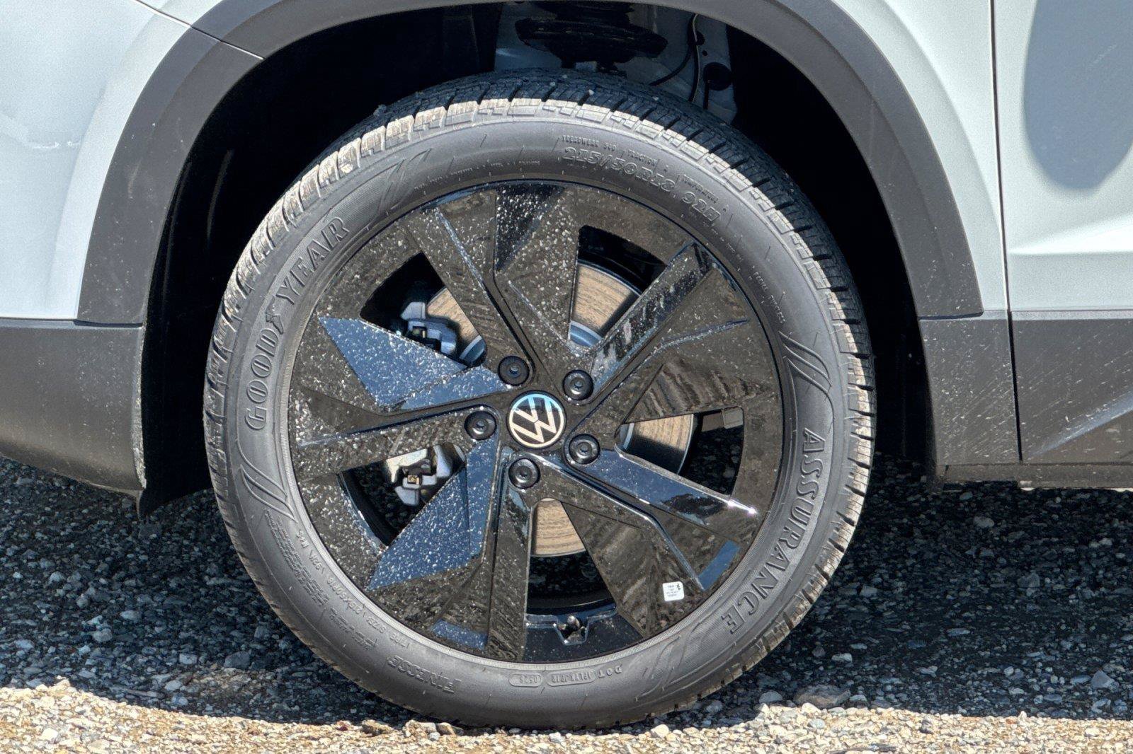 New 2026 Volkswagen Taos SE FWD image 24