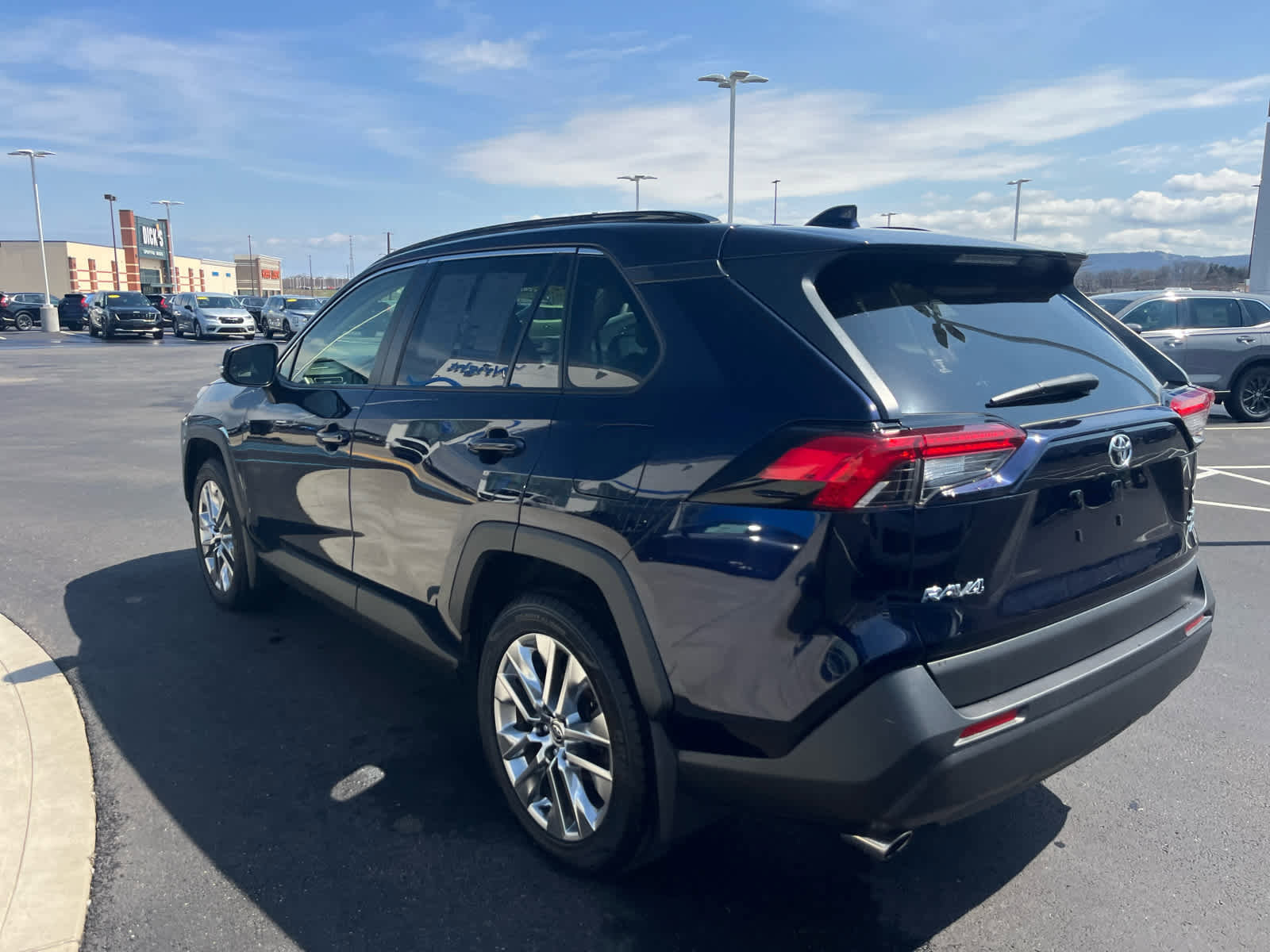 Used 2021 Toyota RAV4 XLE Premium image 12