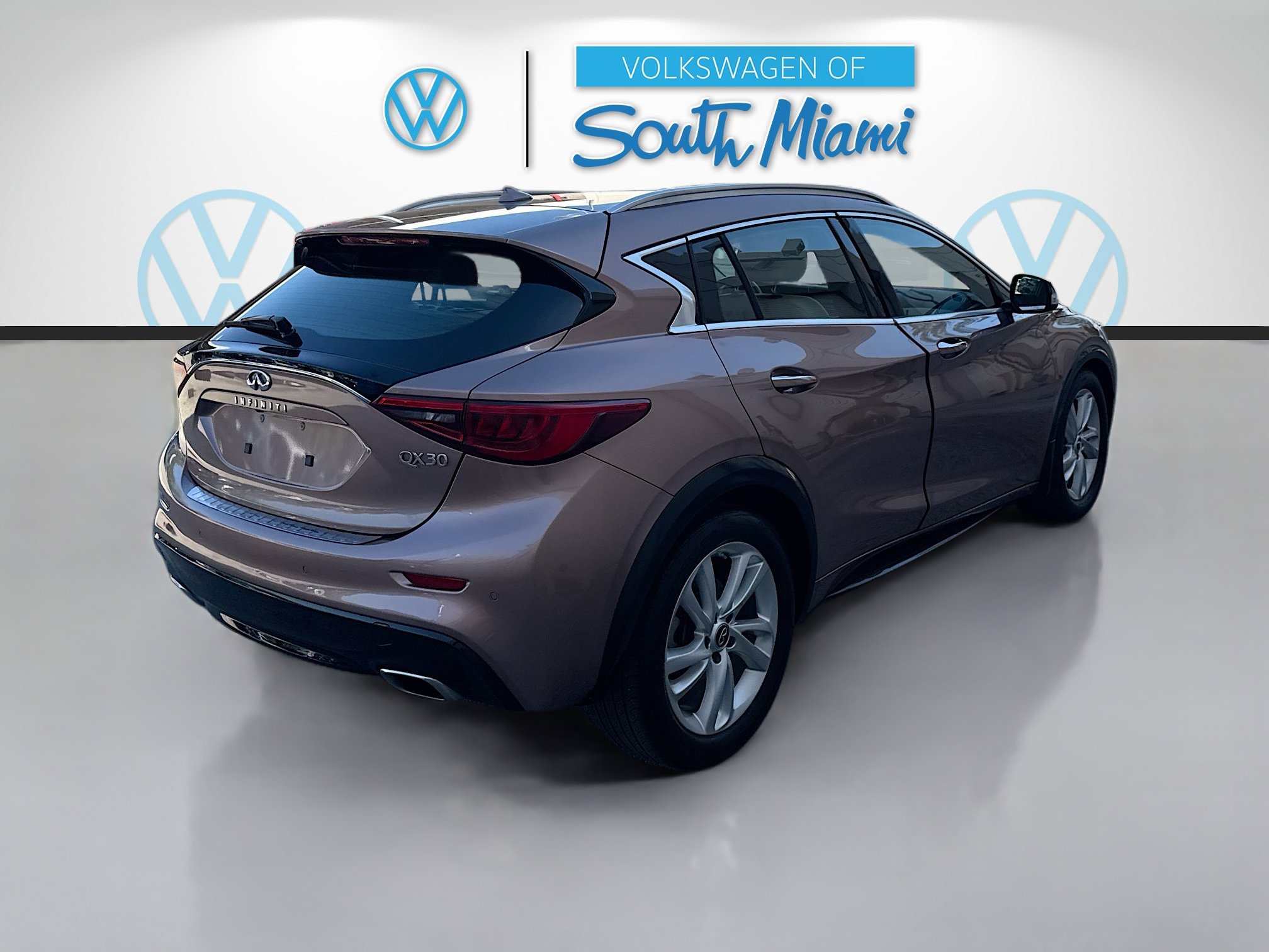 Used 2017 INFINITI QX30 Premium w/ Navigation Package image 7