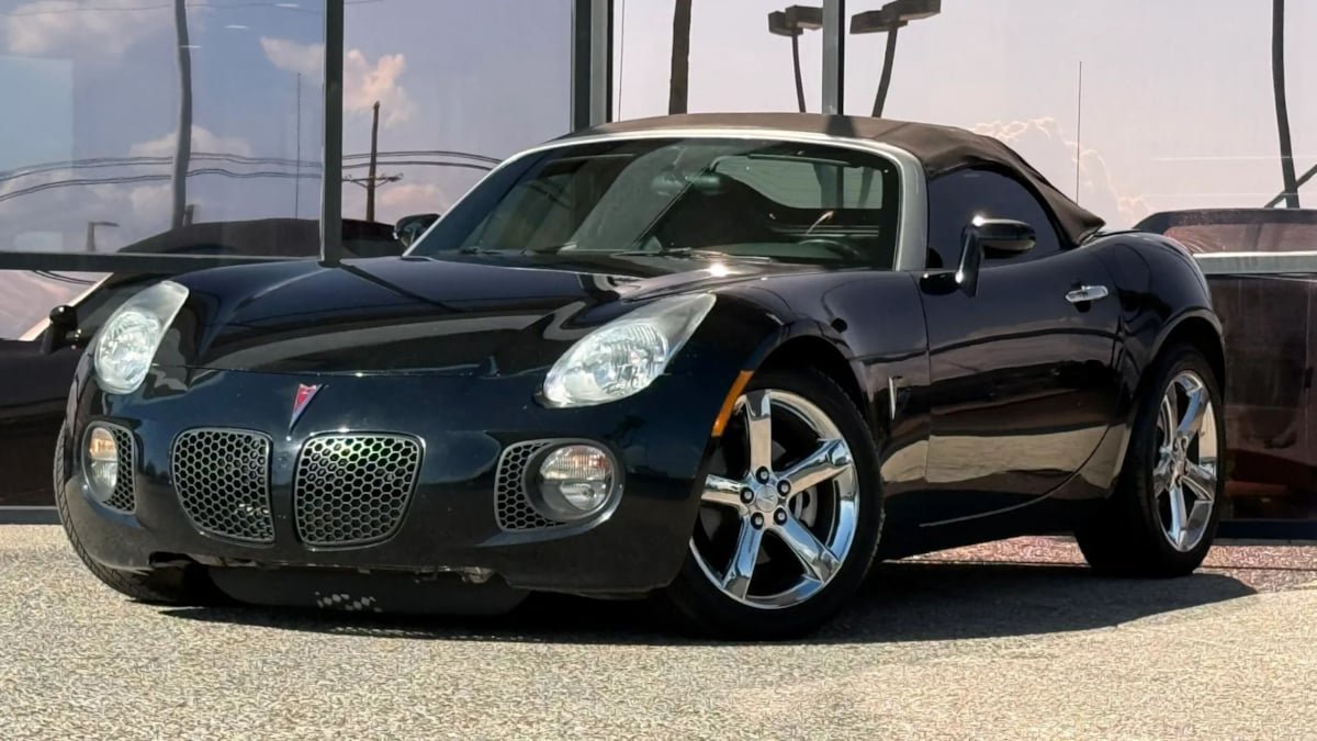 Used 2007 Pontiac Solstice GXP w/ Premium Package RWD image 2