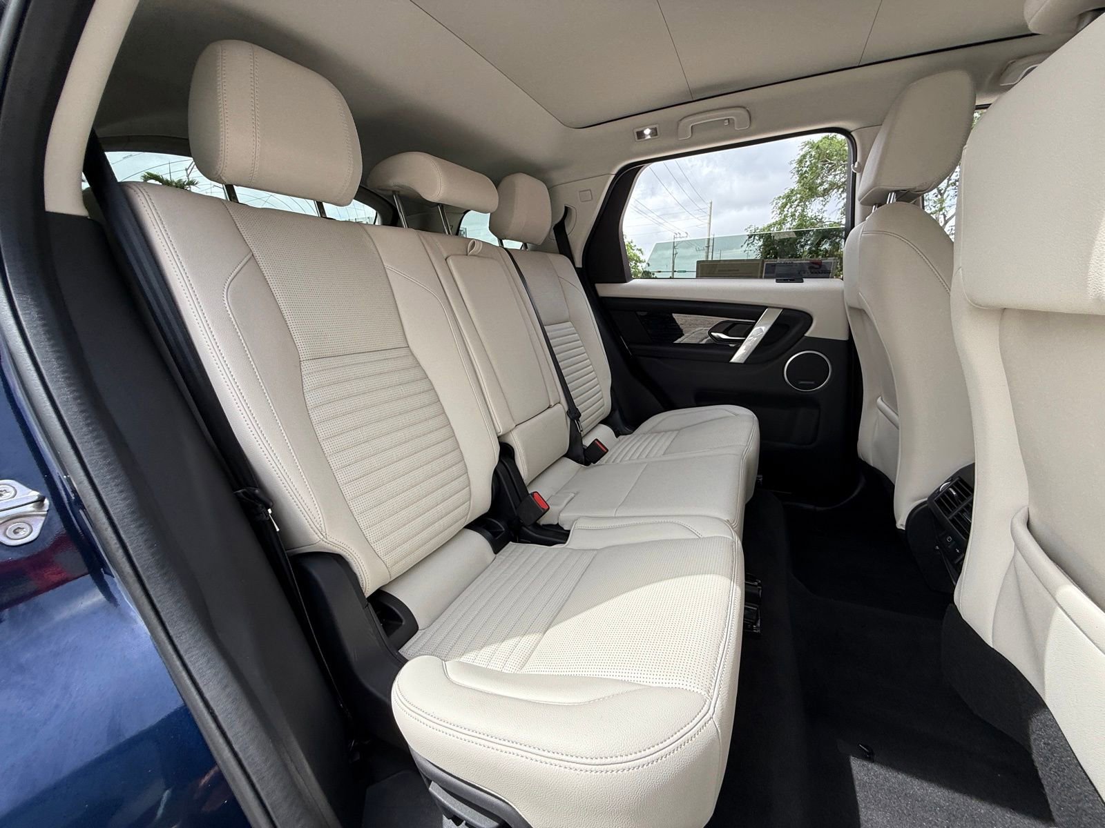 Used 2023 Land Rover Discovery Sport SE AWD/4WD image 17