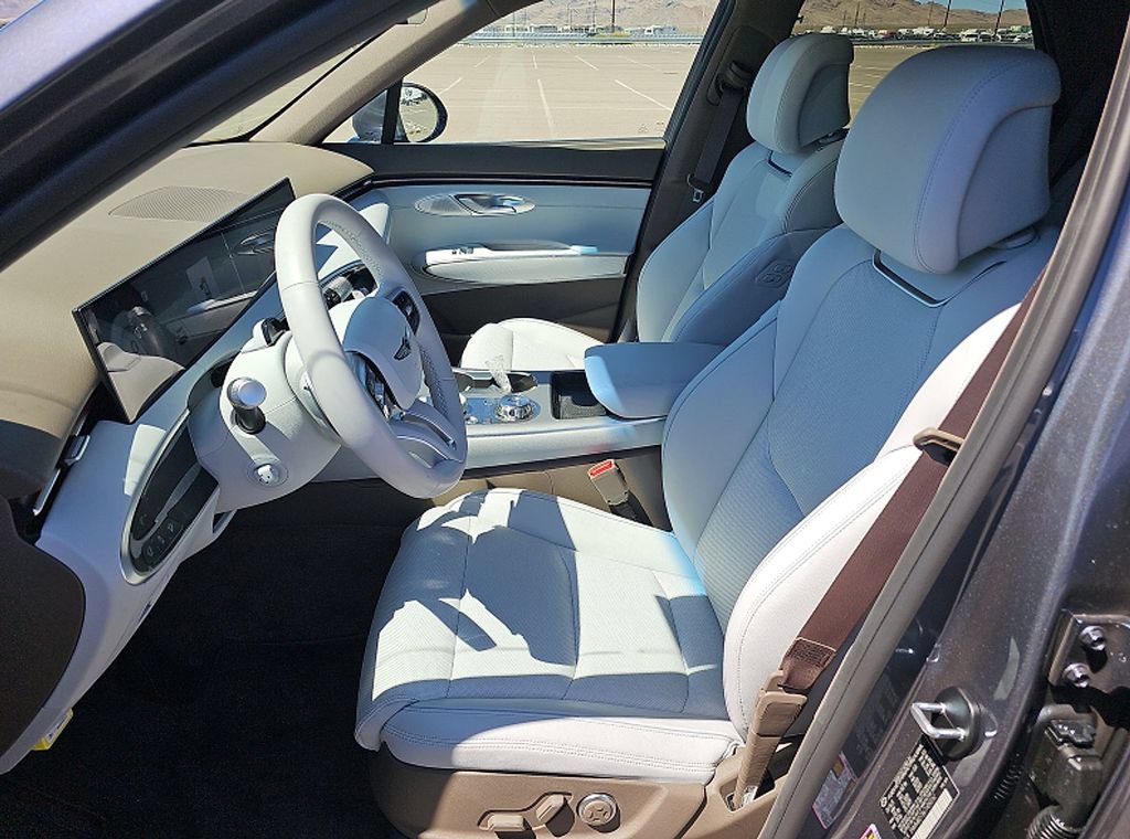 Used 2026 Genesis GV70 2.5T Advanced AWD/4WD image 5