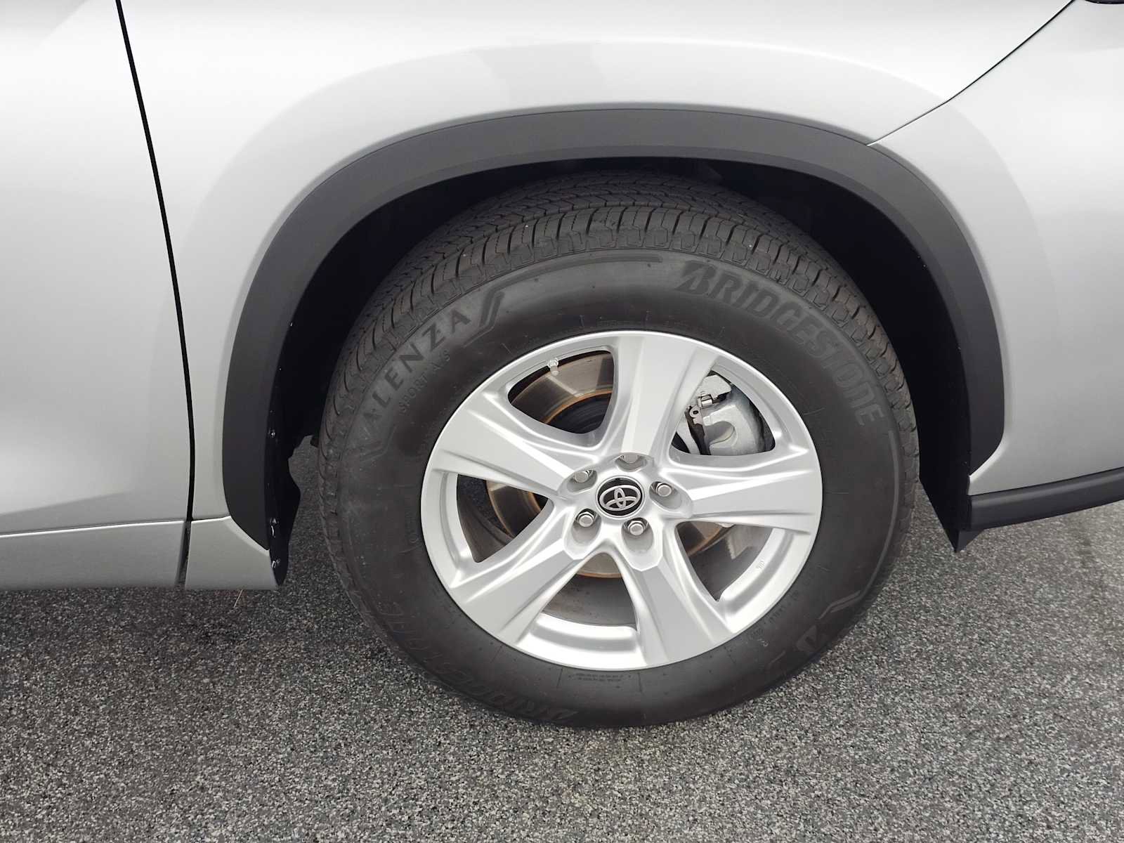 Used 2024 Toyota Highlander LE image 9
