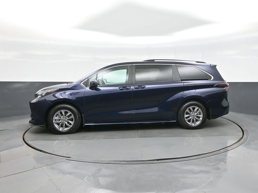 Used 2025 Toyota Sienna LE image 4