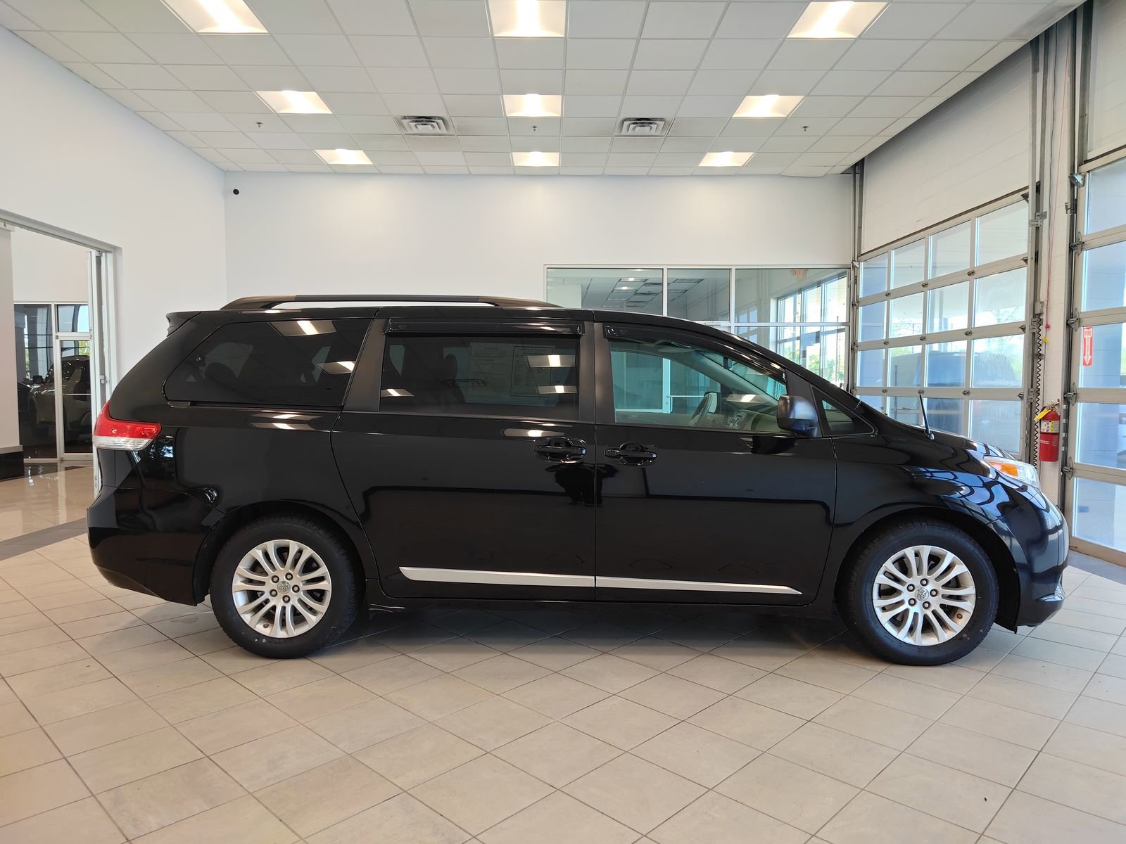 Used 2011 Toyota Sienna XLE FWD image 2