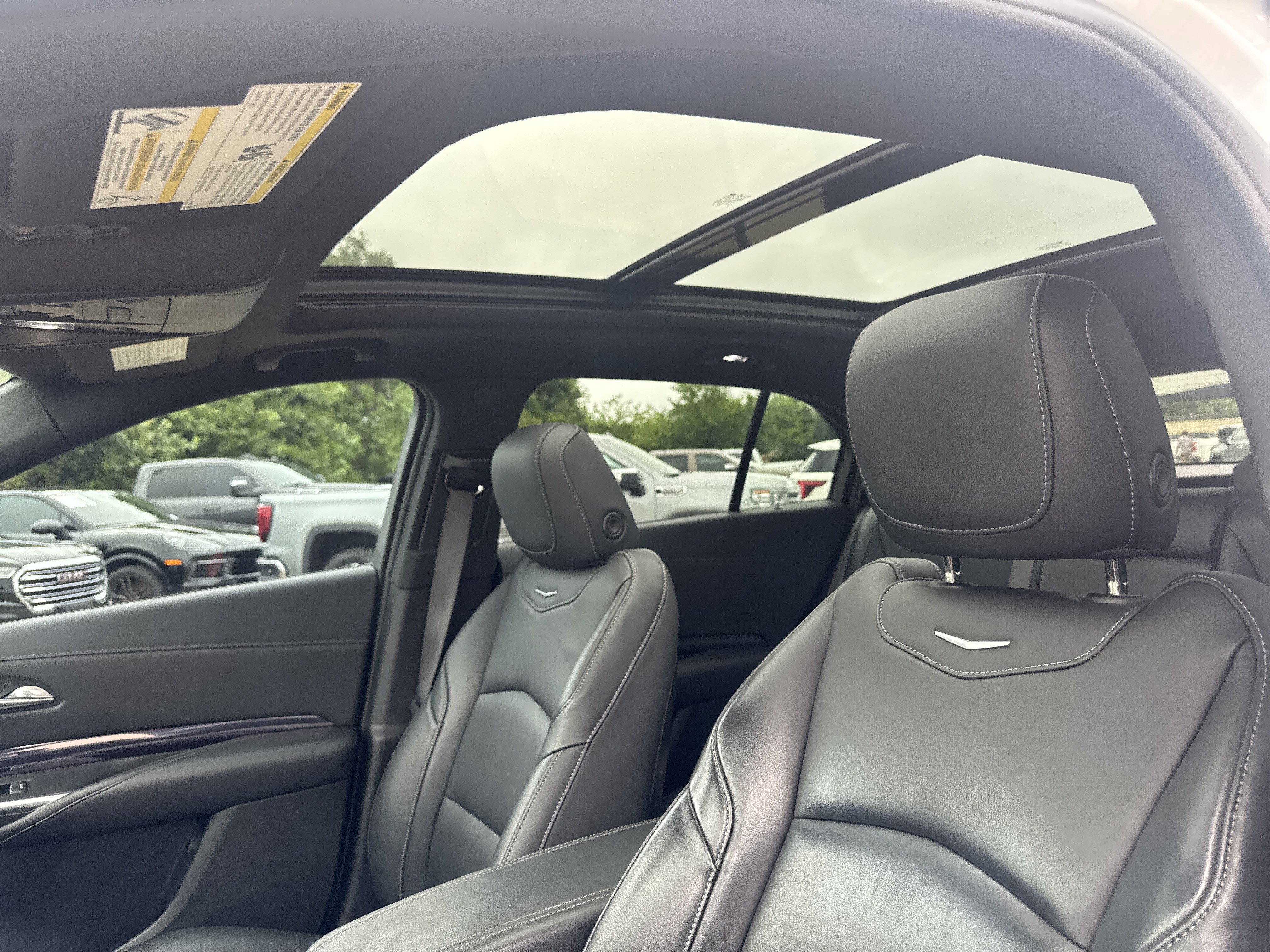 Used 2023 Cadillac XT4 Luxury w/ Cold Weather Package FWD image 7
