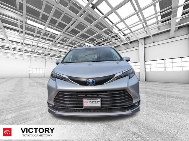 Certified 2025 Toyota Sienna XLE FWD image 9