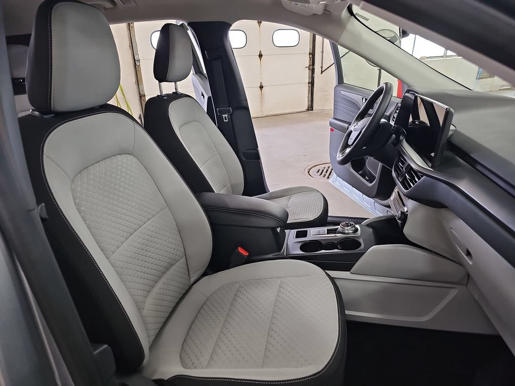 Used 2023 Ford Escape Active w/ Tech Pack #1 AWD/4WD image 10