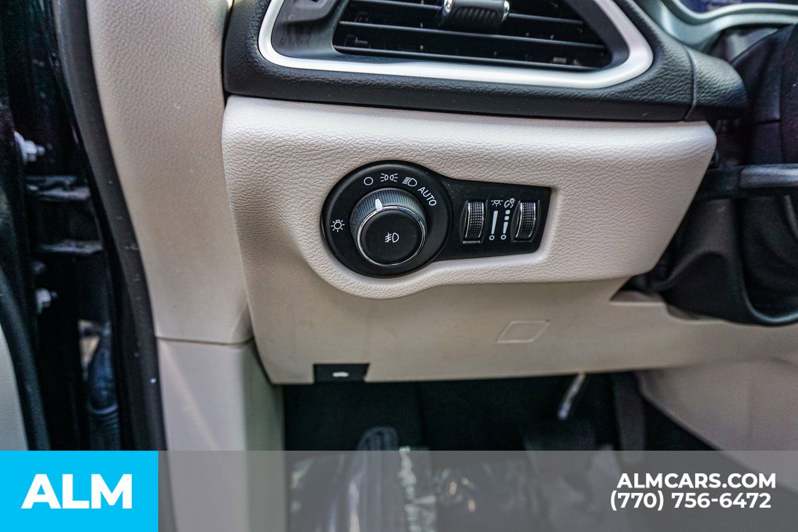 Used 2024 Chrysler Pacifica Touring-L image 38