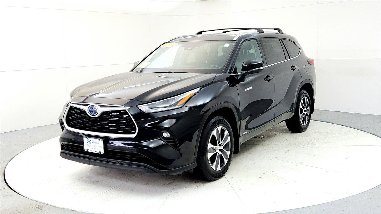 Used 2021 Toyota Highlander XLE image 3