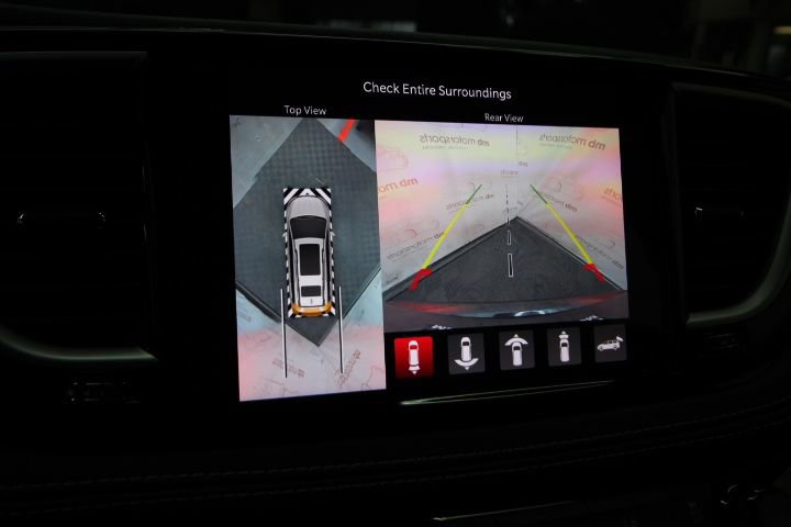 Used 2023 Chrysler Pacifica Touring-L image 22