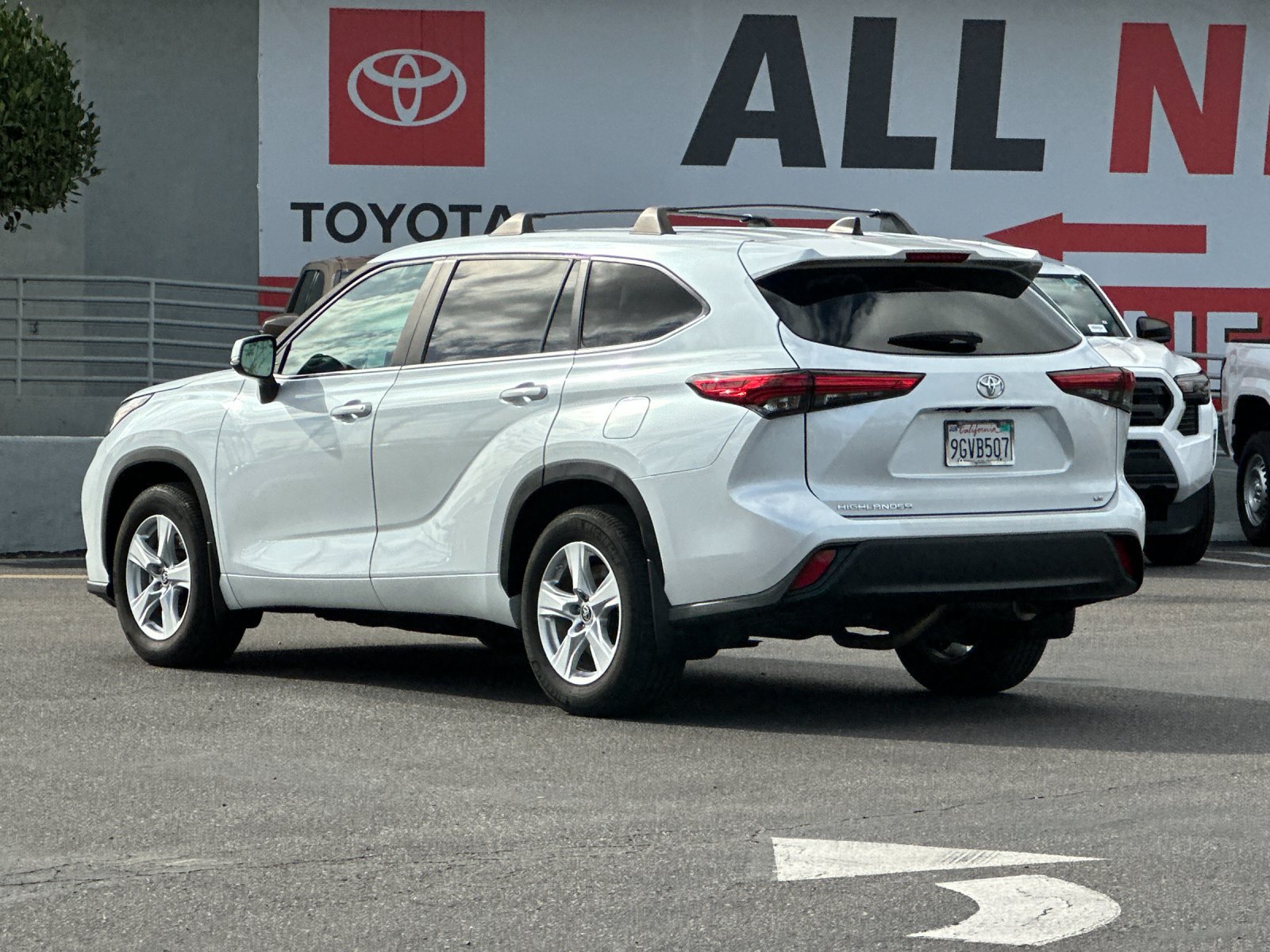 Used 2023 Toyota Highlander LE FWD image 3