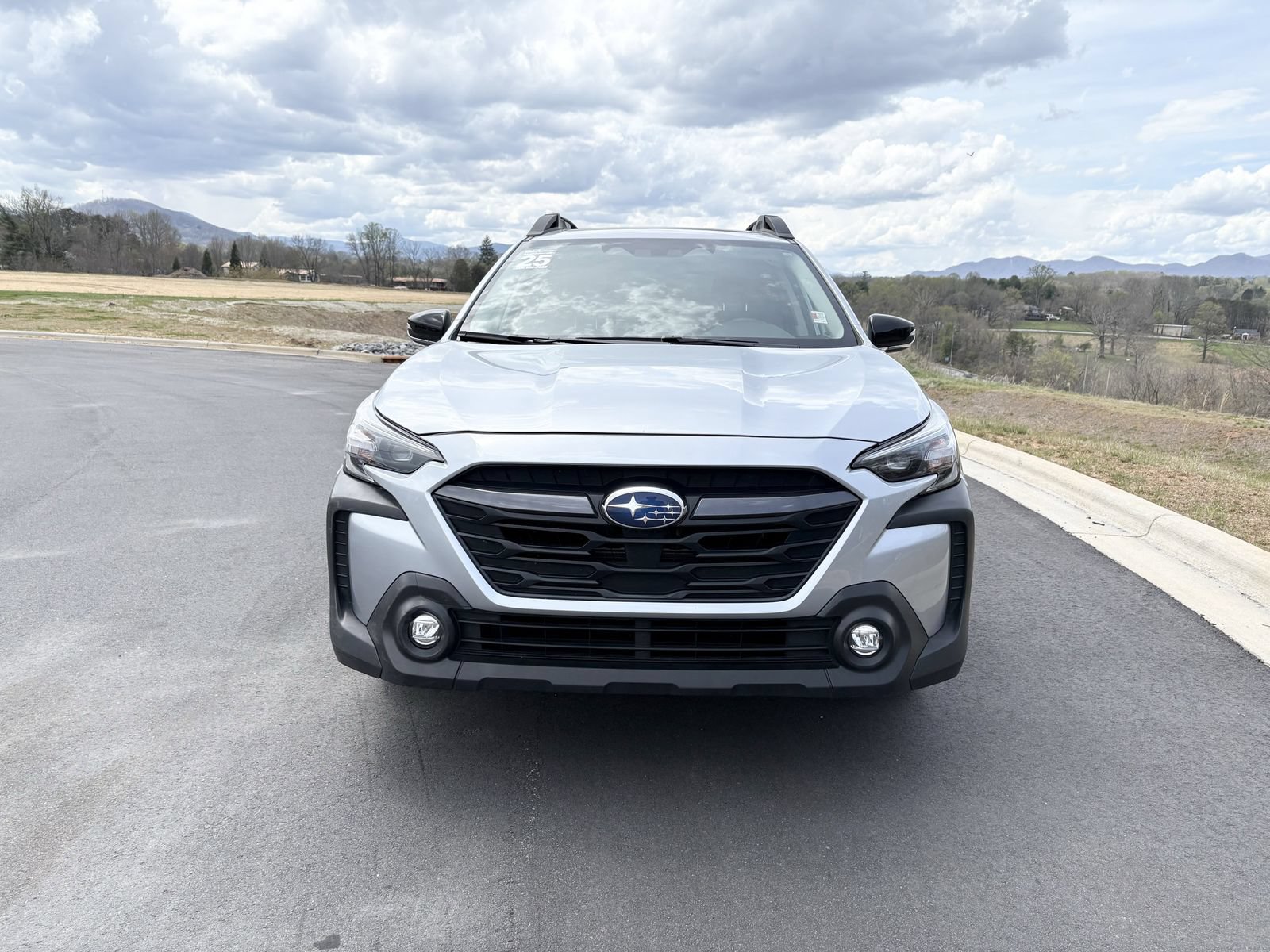 Used 2025 Subaru Outback Premium AWD/4WD image 2