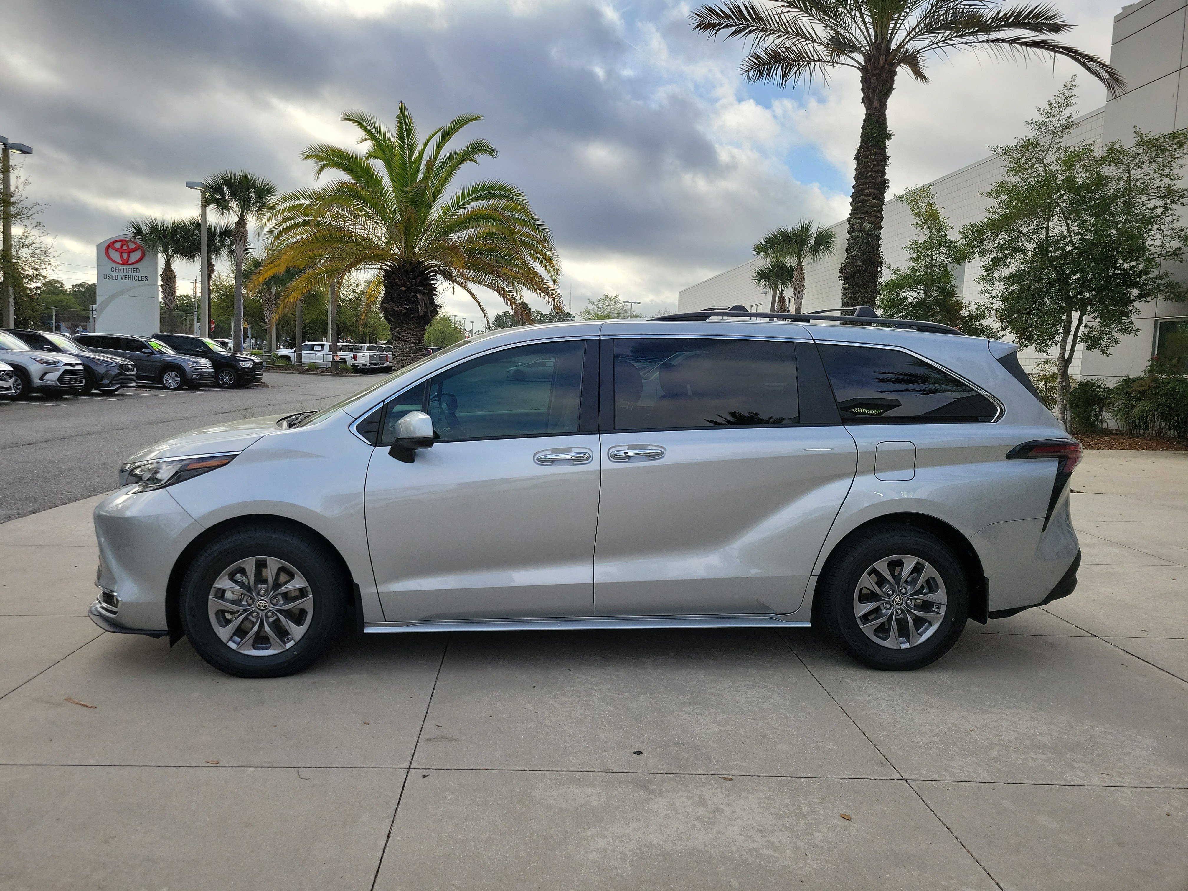 Certified 2024 Toyota Sienna XLE image 3