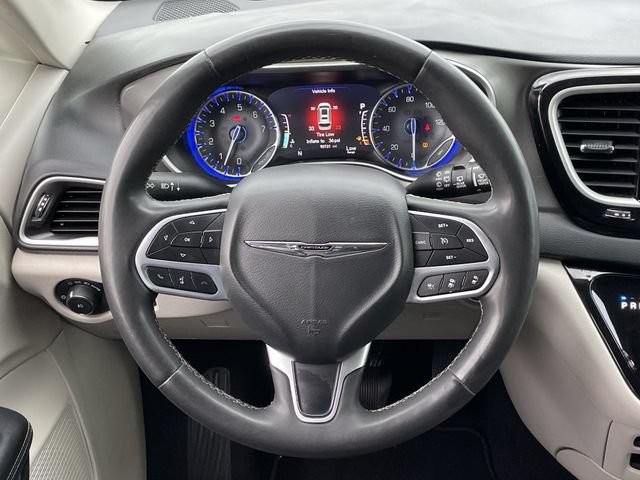 Used 2023 Chrysler Pacifica Touring-L FWD image 11