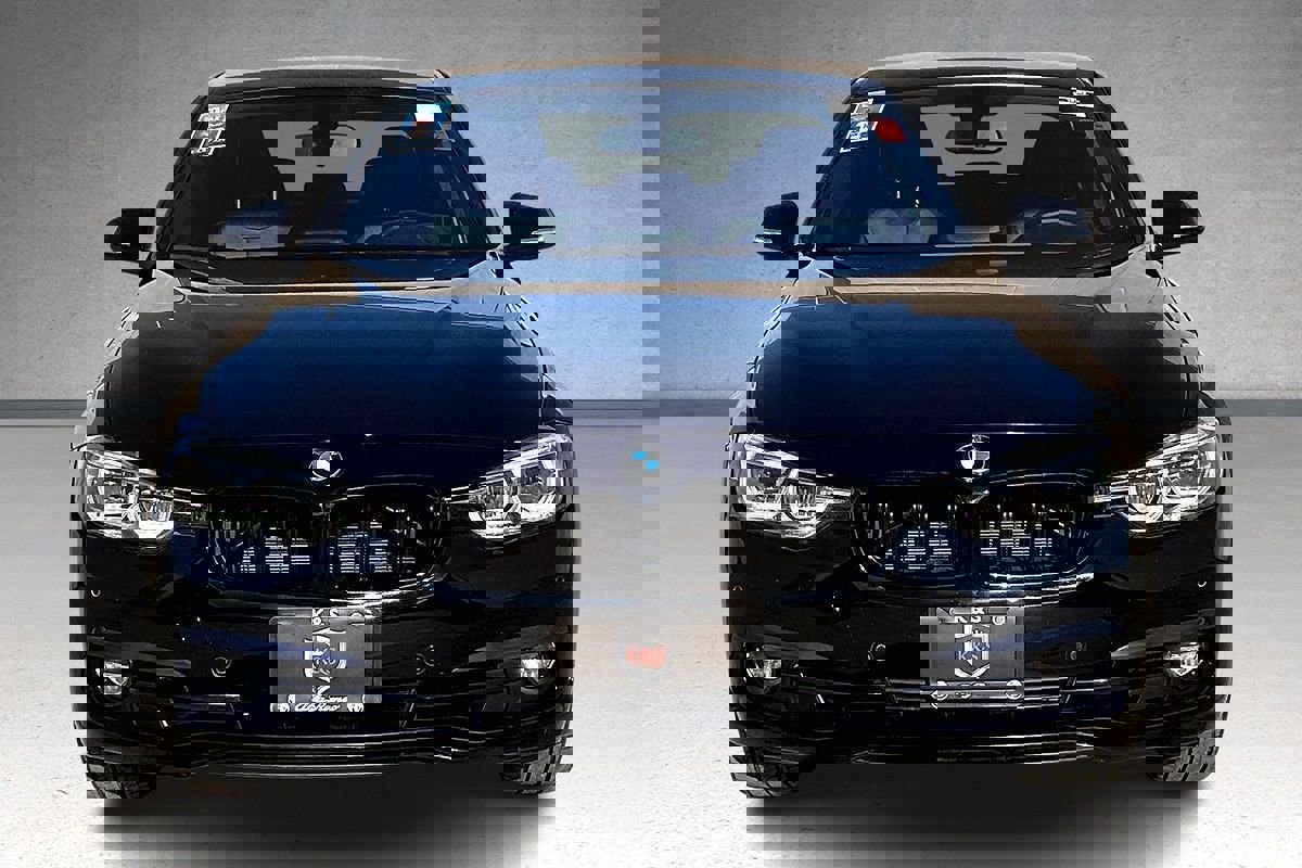 Used 2018 BMW 330i Sedan w/ Shadow Sport Edition image 3