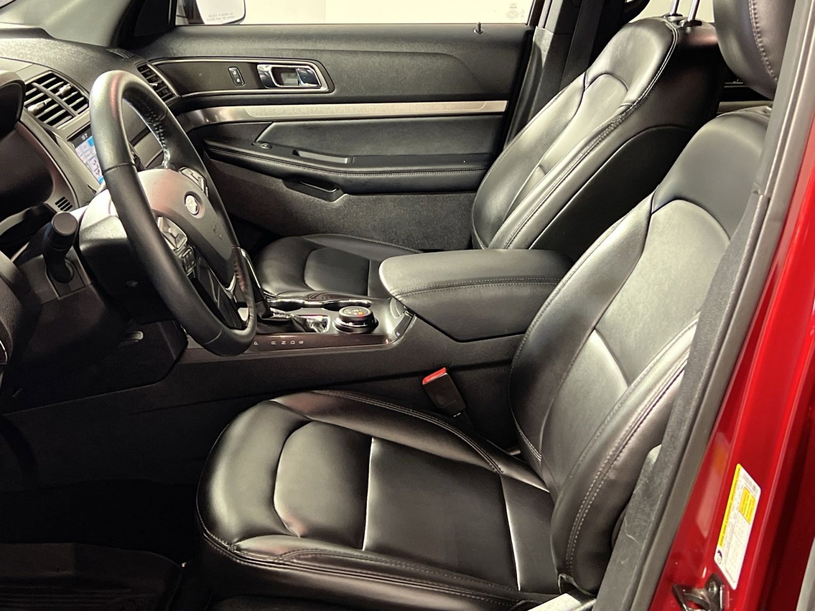 Used 2019 Ford Explorer XLT w/ Equipment Group 202A AWD/4WD image 14