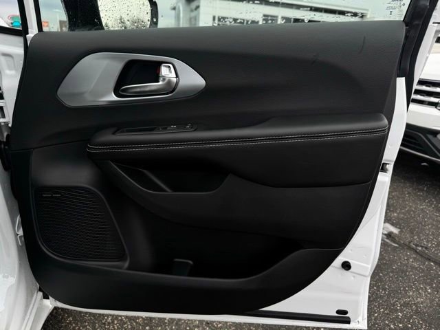 New 2026 Chrysler Pacifica Limited w/ Uconnect Theater Family Group image 14