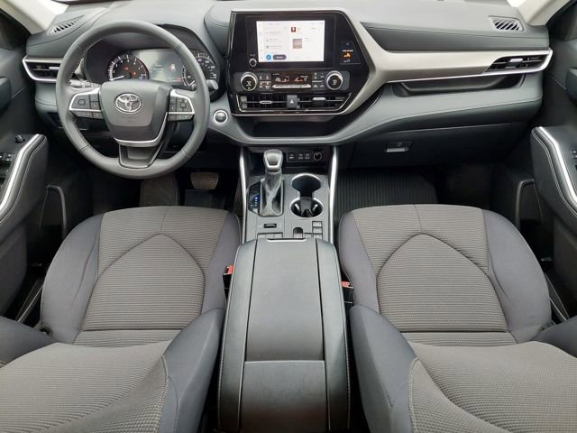 Used 2024 Toyota Highlander LE image 3