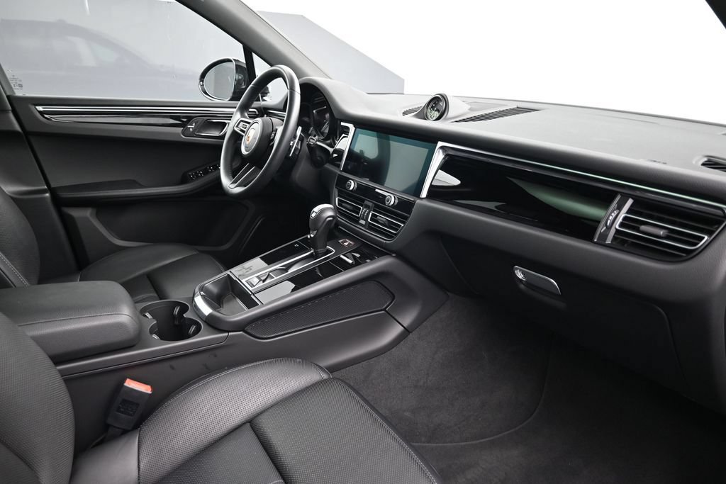 Certified 2025 Porsche Macan AWD/4WD image 14