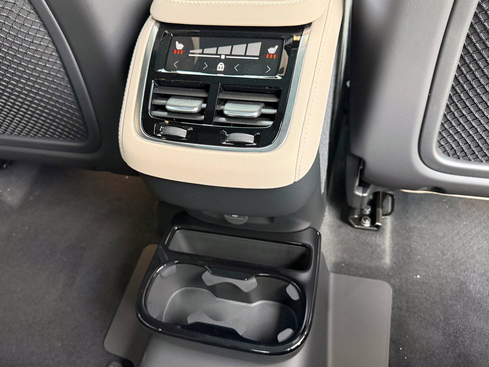 New 2027 Volvo XC90 B6 Ultra AWD/4WD image 18