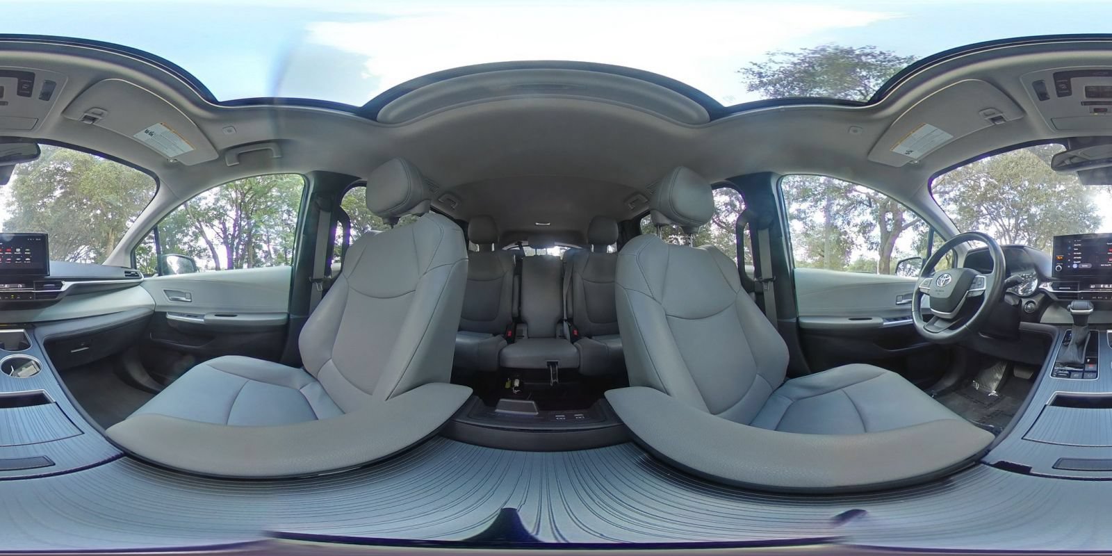 Used 2025 Toyota Sienna XLE FWD image 45