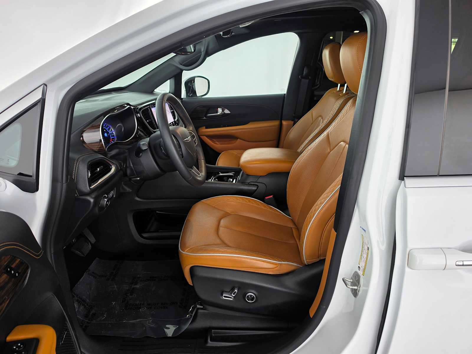 Used 2023 Chrysler Pacifica Pinnacle FWD image 20