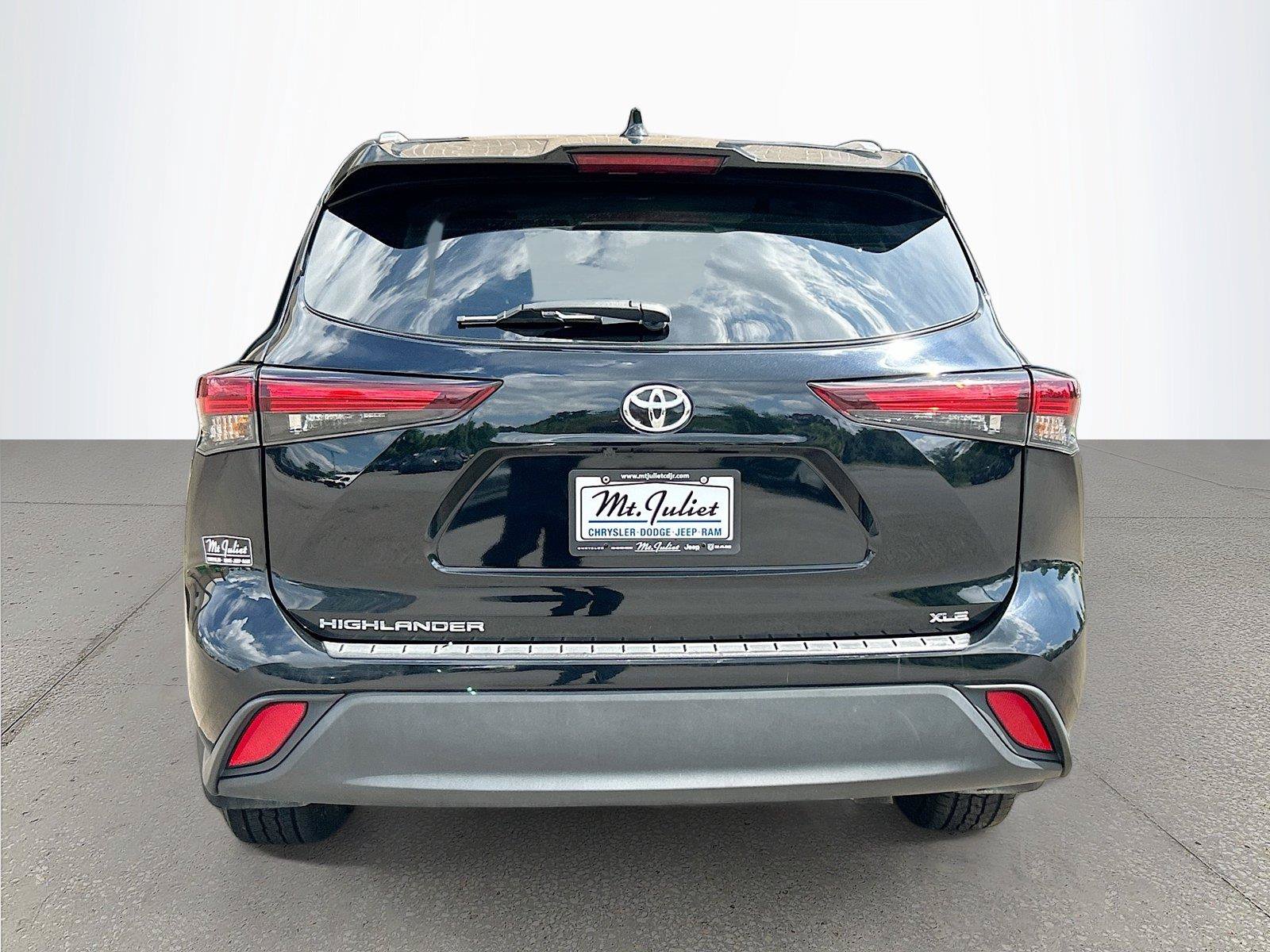 Used 2024 Toyota Highlander XLE FWD image 5