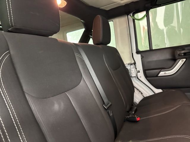 Used 2015 Jeep Wrangler Unlimited Rubicon w/ Connectivity Group image 18