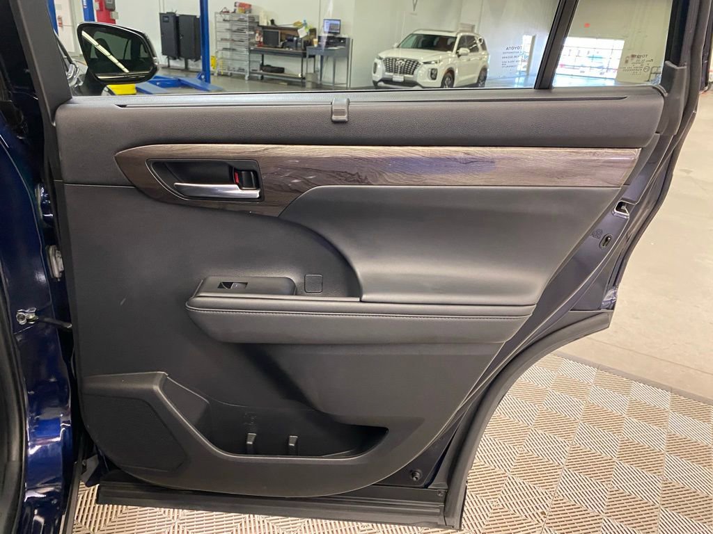 Used 2022 Toyota Highlander Platinum image 32