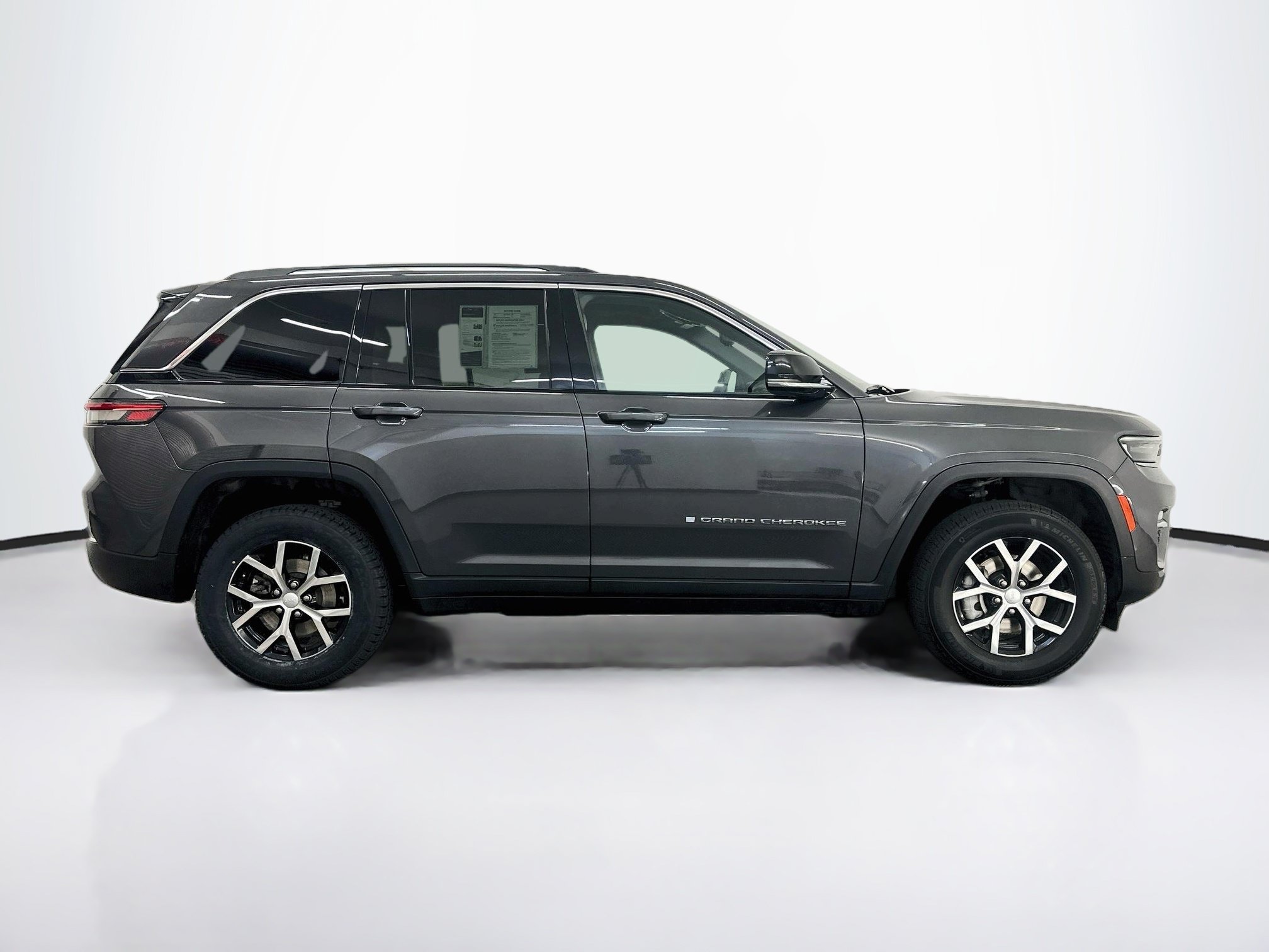 Used 2023 Jeep Grand Cherokee Limited AWD/4WD image 10
