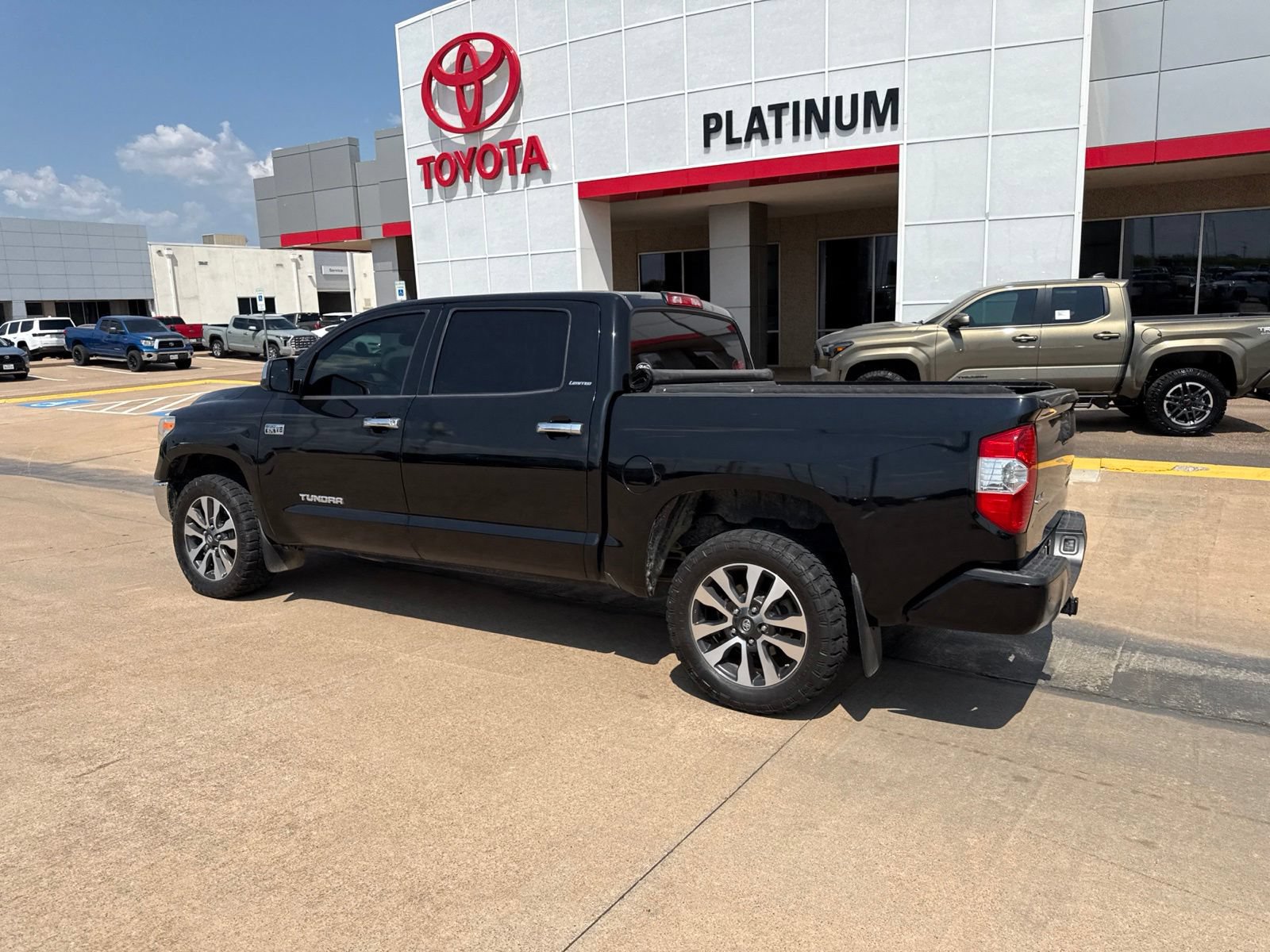 Used 2018 Toyota Tundra Limited w/ Limited Premium Package AWD/4WD image 11