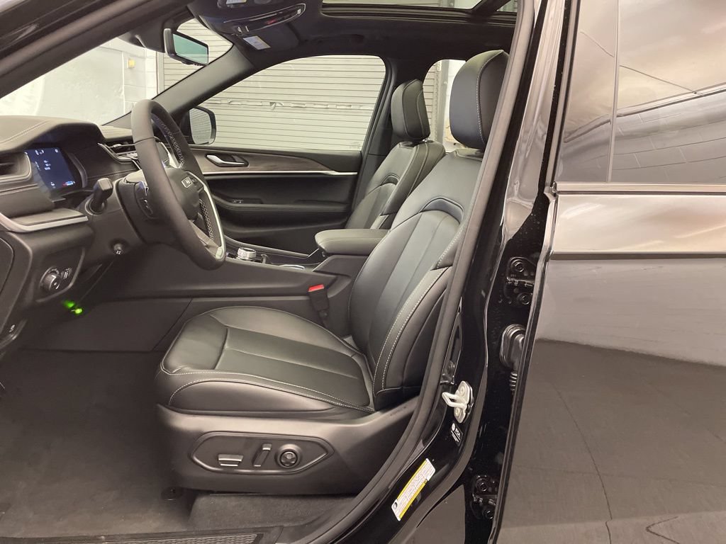 New 2025 Jeep Grand Cherokee Limited w/ Luxury Tech Group II RWD image 17