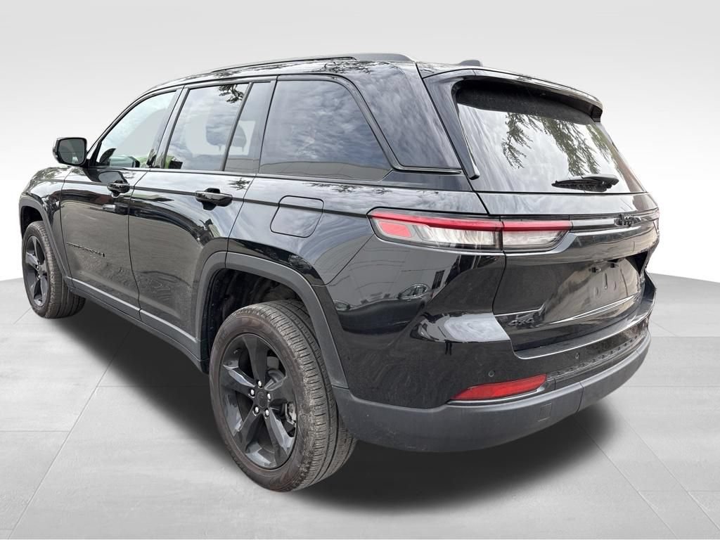 Used 2025 Jeep Grand Cherokee Limited w/ Black Appearance Package AWD/4WD image 2