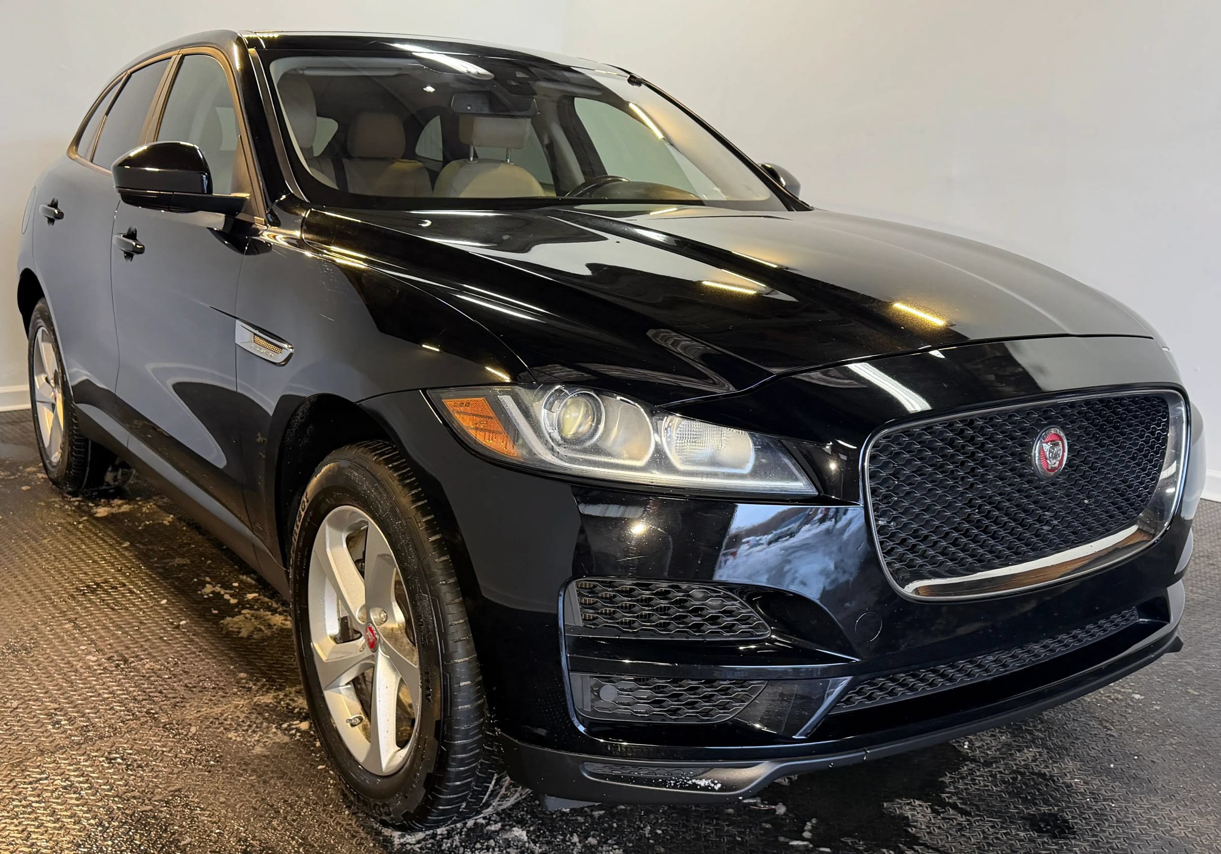 Used 2018 Jaguar F-PACE Premium AWD/4WD image 2