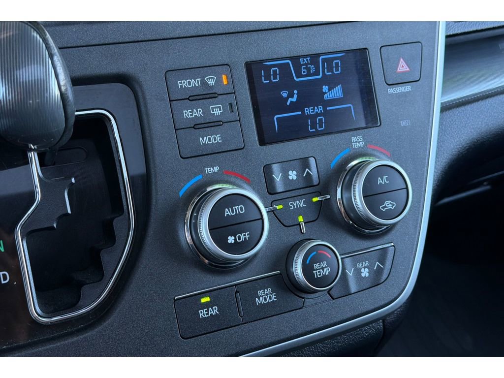Used 2020 Toyota Sienna SE w/ SE Preferred Package FWD image 26