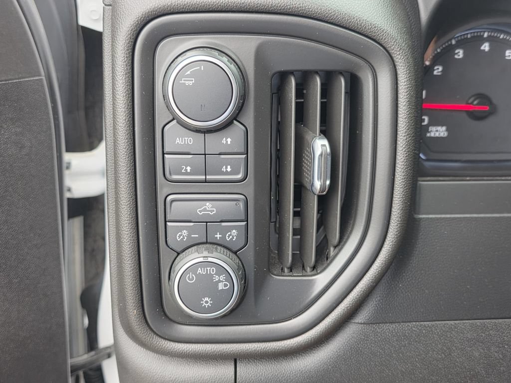 Used 2021 Chevrolet Silverado 1500 Custom Trail Boss AWD/4WD image 17