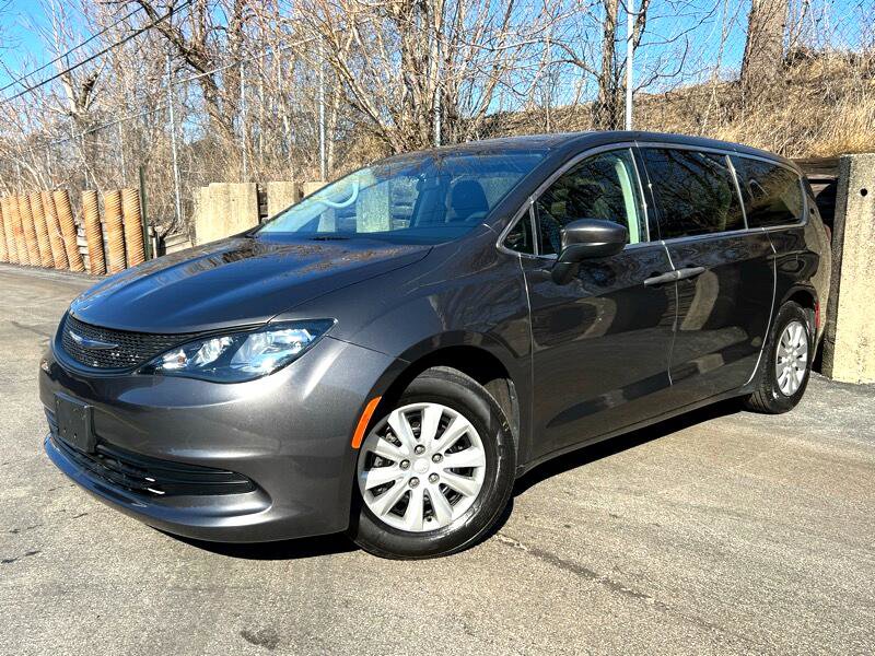 Used 2020 Chrysler Voyager L image 5
