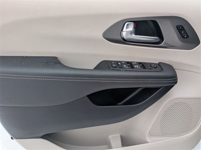 Used 2024 Chrysler Pacifica Touring-L image 14