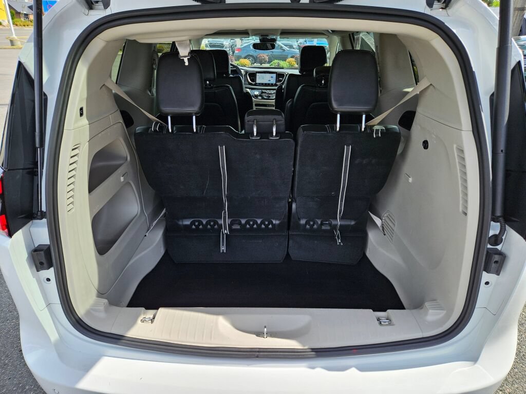 Used 2024 Chrysler Pacifica Touring-L FWD image 11