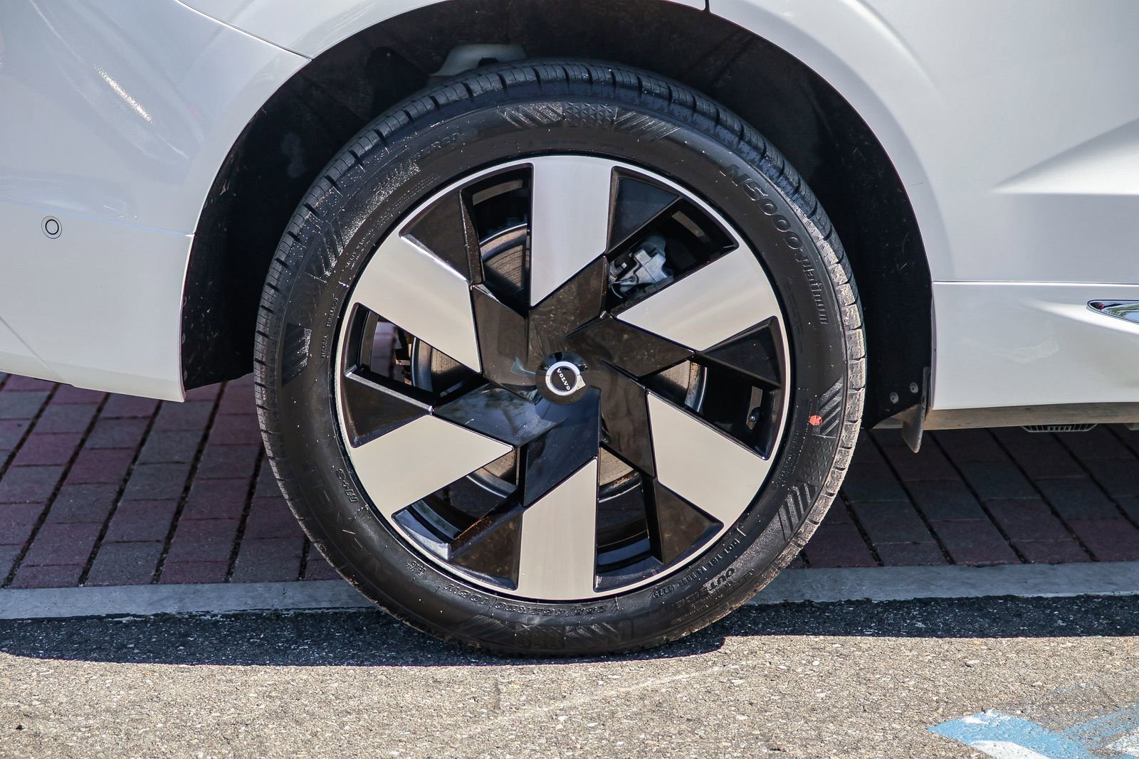 Used 2023 Volvo XC60 T8 Plus w/ Protection Package Premier image 10